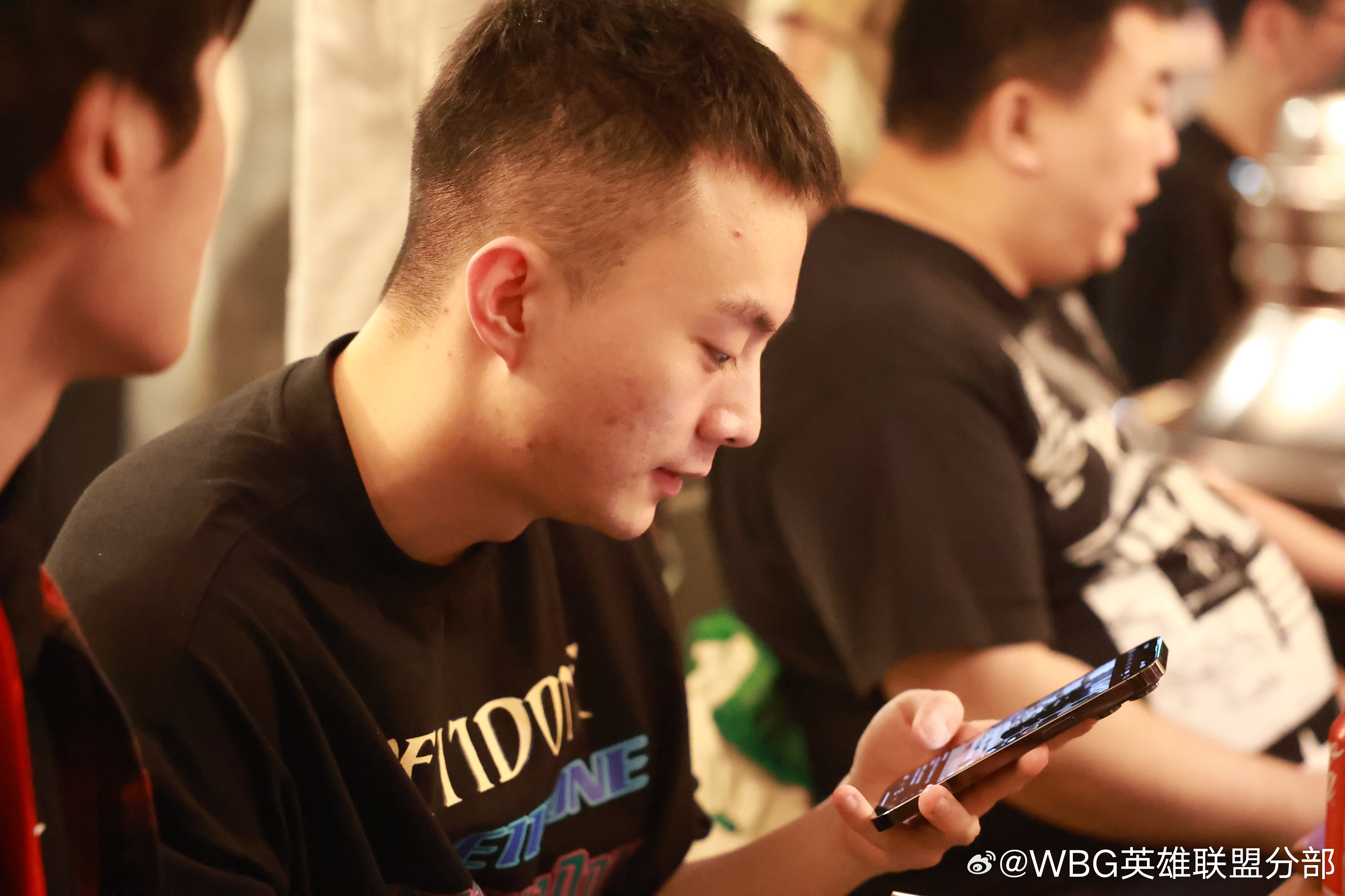 WBG分享选手们一起吃韩国烤肉：下完训练赛的哥几个吃和牛