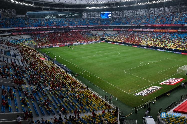 即将举办梅西中国行比赛，来看看凤凰山足球场与青岛青春足球场