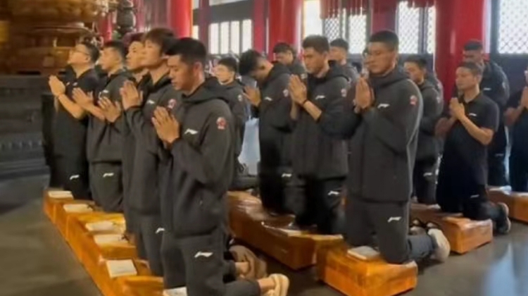 这是在求什么？媒体人晒同曦男篮全体成员到寺庙拜佛图