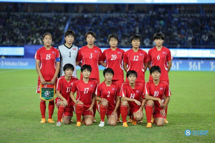 条件艰苦但争气！北青：朝鲜女足球员训练后还得自己收拾装备