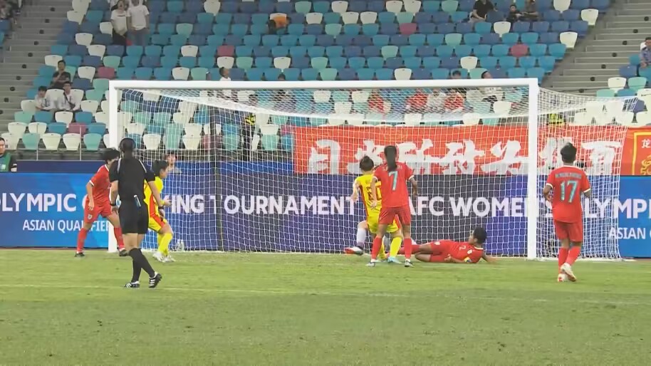中国女足3-0领先泰国！沈梦雨传中造混乱，乌日古木拉捡漏破门
