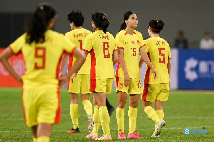 差距太大❗美国女足vs中国女足两场射门次数41比5，射正20比2