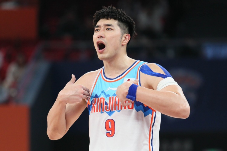 媒体人：吴冠希轻微肋骨骨裂 球队建议休养 但他本人出战意愿强烈