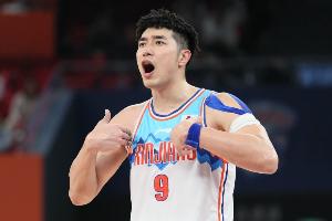 新疆男篮中锋吴冠希轻微肋骨骨裂困扰