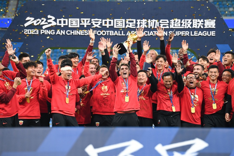 足球报：海港战蓉城决定争冠格局，杨帆红牌可能后果很严重