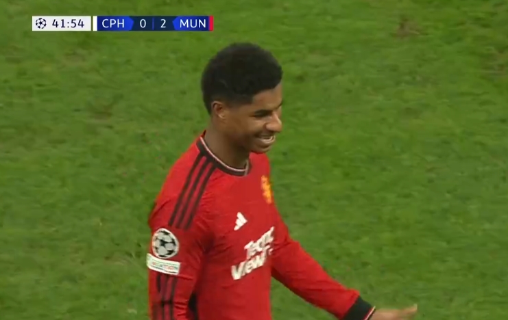 气极反笑⁉️拉什福德被出示红牌，麦克托米奈和拉什福德均大笑