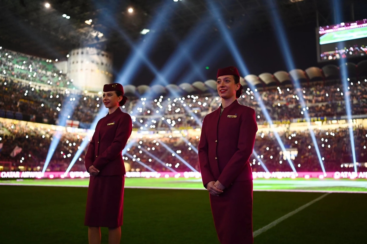 国米赛前灯光秀庆祝和卡塔尔航空合作：灯光点亮球场&空姐到场✈️