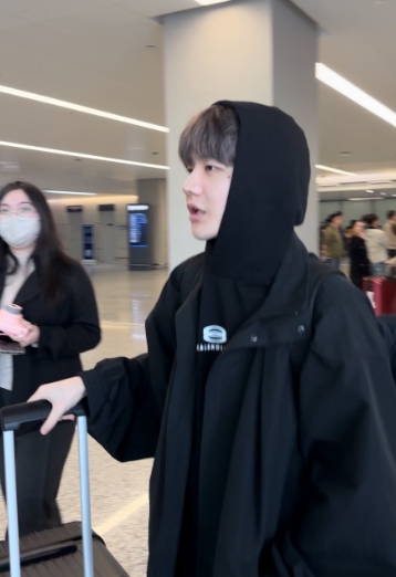 被误认为男明星？韩国网友机场偶遇刘青松 直言：这是职业选手吗