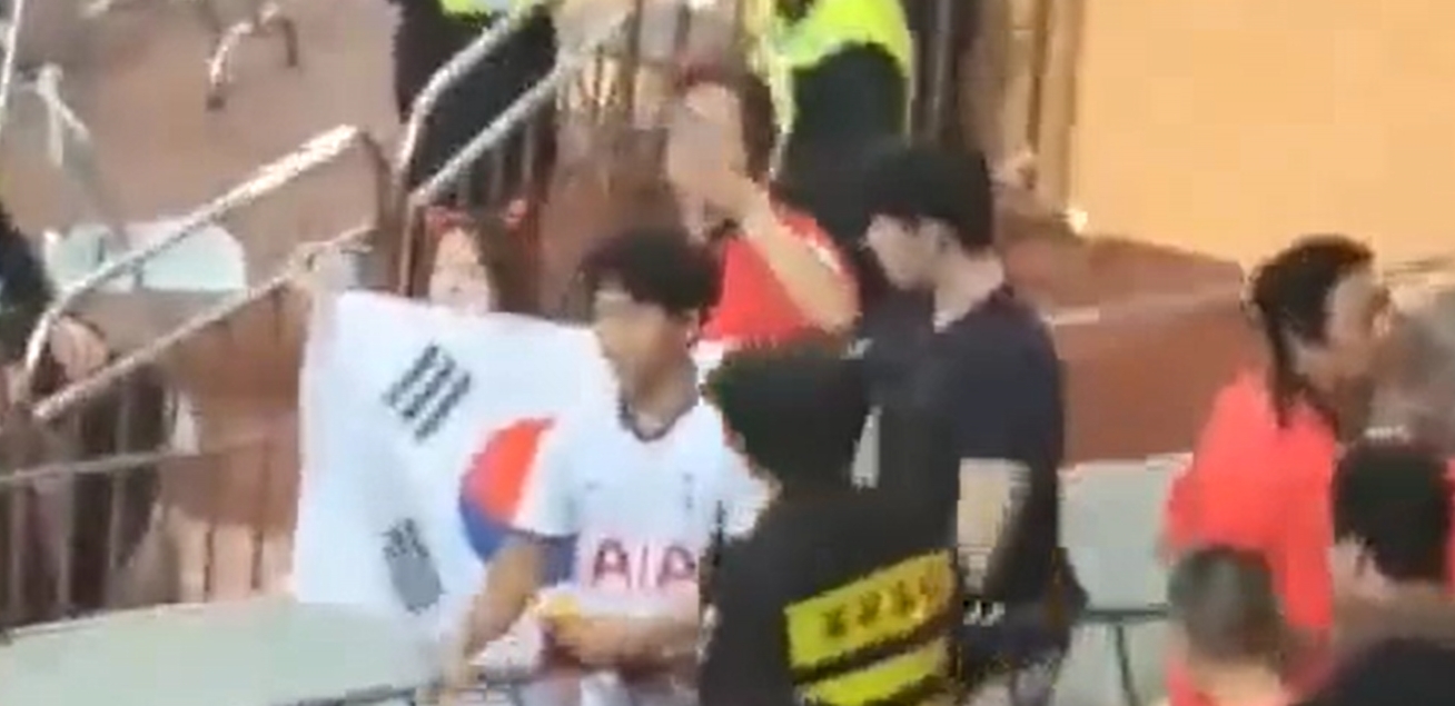 看得真的气🤬一女生穿热刺球衣，举韩国国旗挑衅国足球迷