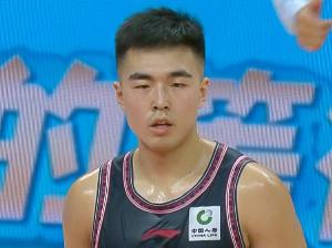 广东男篮球员张文逸：为团队贡献正思考中