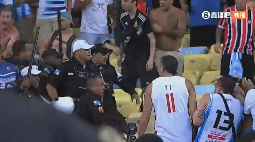 ?巴西阿根廷赛前球迷超级大混战 易建联中国男篮球衣乱入