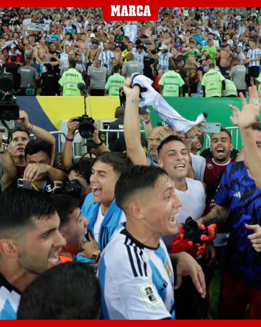 伟大胜利❗阿根廷球员赛后激动跳入球迷海洋，共同疯狂庆祝