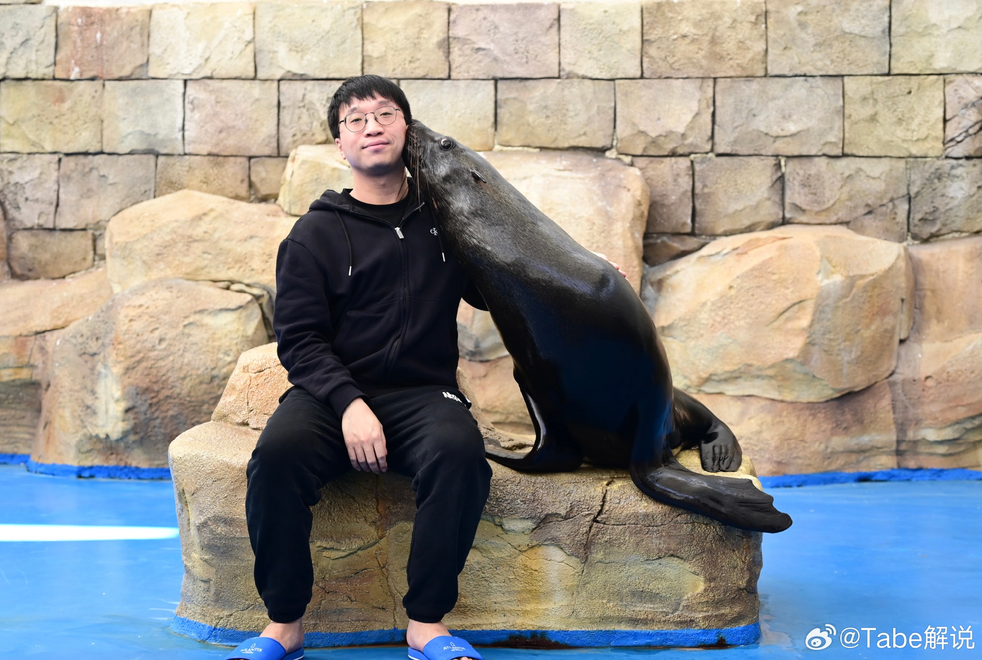 假期第一弹~BLG主教练Tabe分享照片：和妻子去海洋馆看海豚?