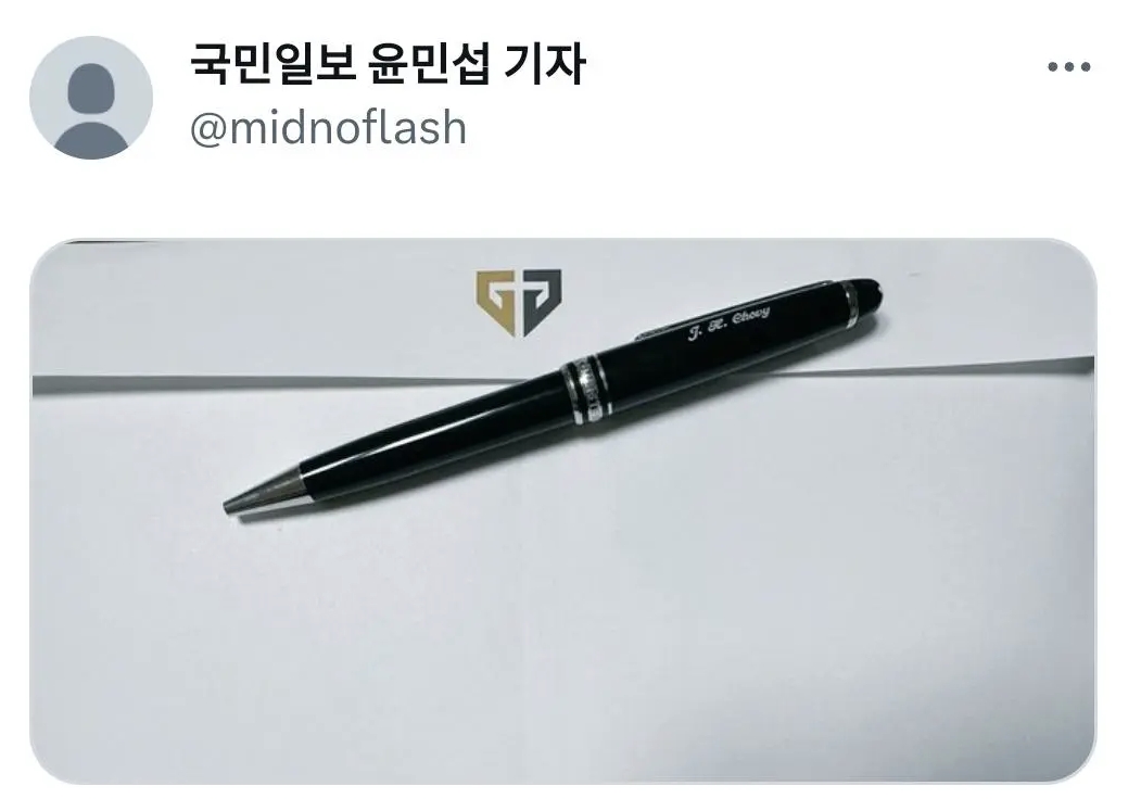 明示!韩媒记者更新照片:GEN信封上放着一根有着Chovy名字的钢笔✒