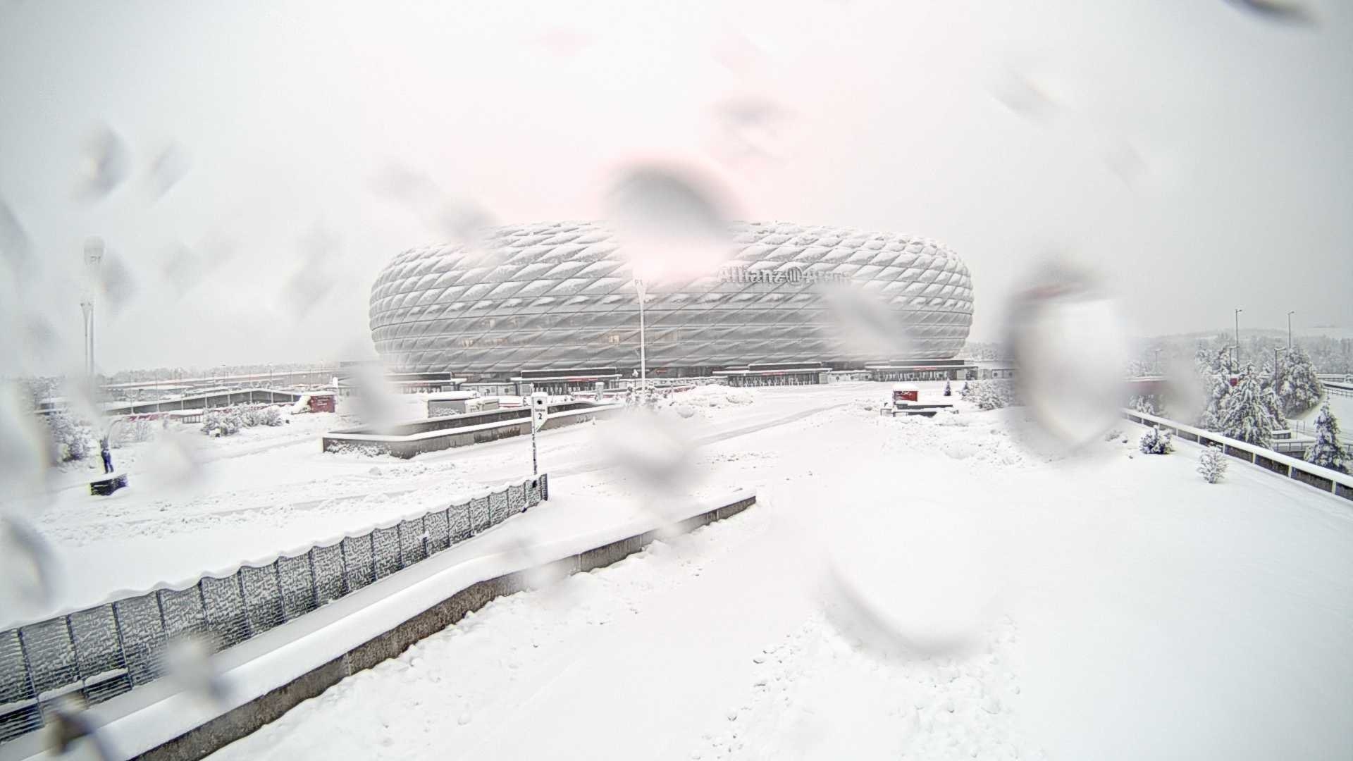 改打雪仗❓拜仁主场安联球场完全被白雪覆盖，今日比赛延期❄️