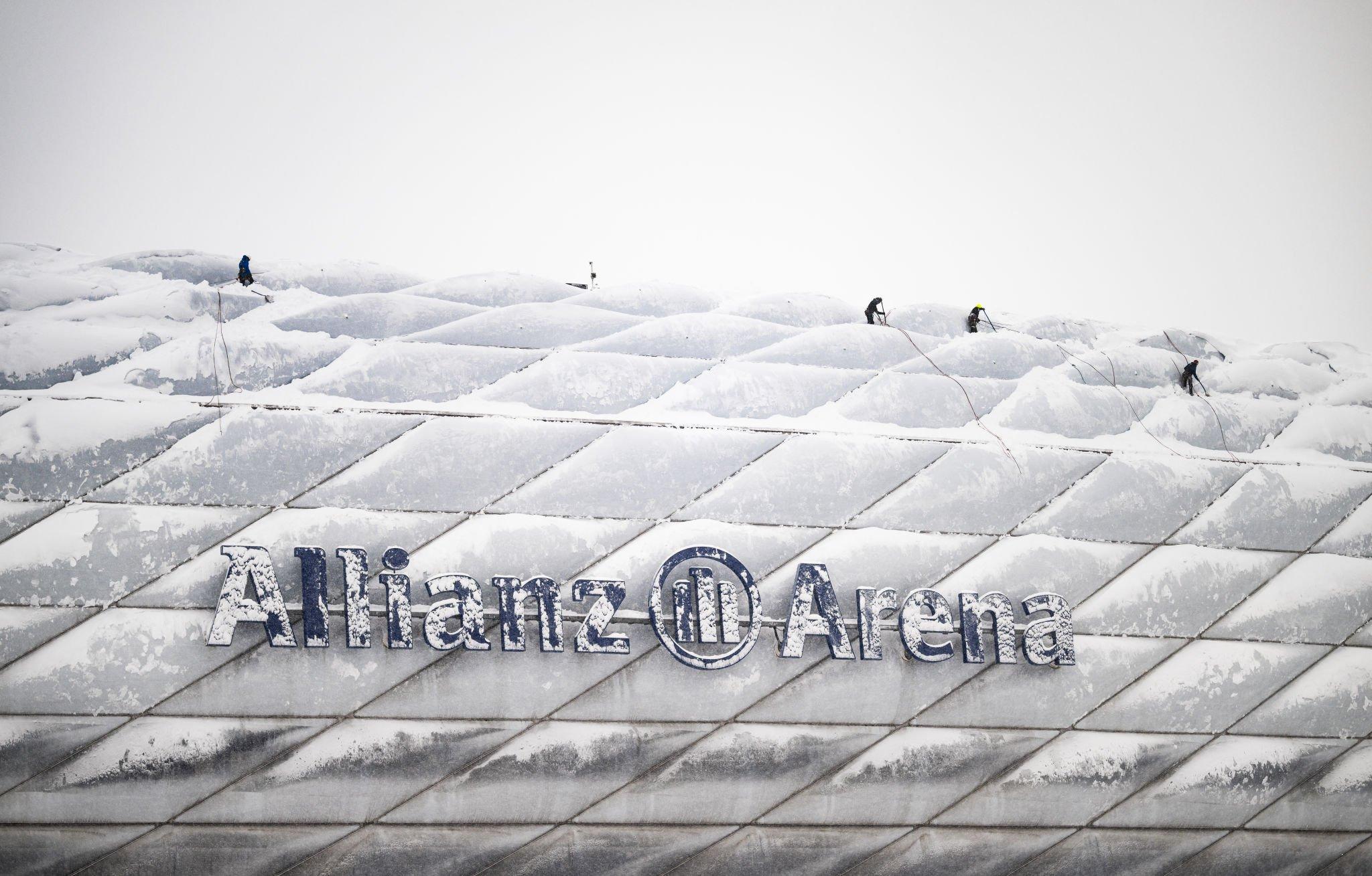 银装素裹❄️工人们正在清理拜仁主场安联球场的积雪