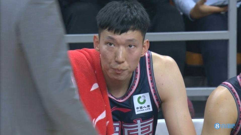 周琦的关键篮板球逆转了局面 广东队在关键球的处理上太有经验了