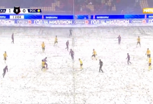 还得看俄罗斯?俄超赛场遭遇暴雪，双方球员在雪地里比赛...