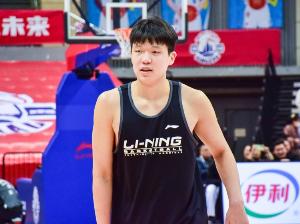 青岛男篮主教练刘维伟谈杨瀚森：身临压力呼声，但俱乐部已全力支持