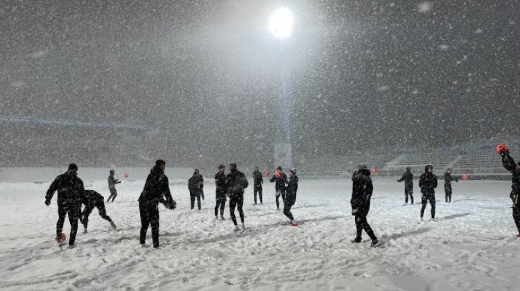 挪超球队博德闪耀因还有欧会杯比赛，球员不得不在漫天大雪中备战