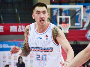 山东高速男篮负于深圳比赛遭抢戏，裁判争议成转折点