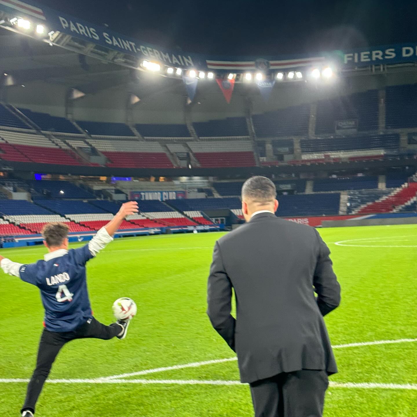 隔行如隔山😂F1车手诺里斯造访巴黎主场，踢球动作略显僵硬