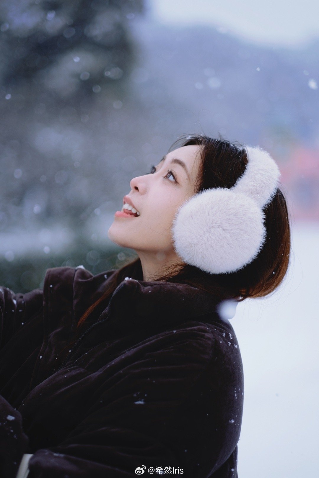 主持希然晒照：白雪皑皑满山川 美人婀娜如玉笙