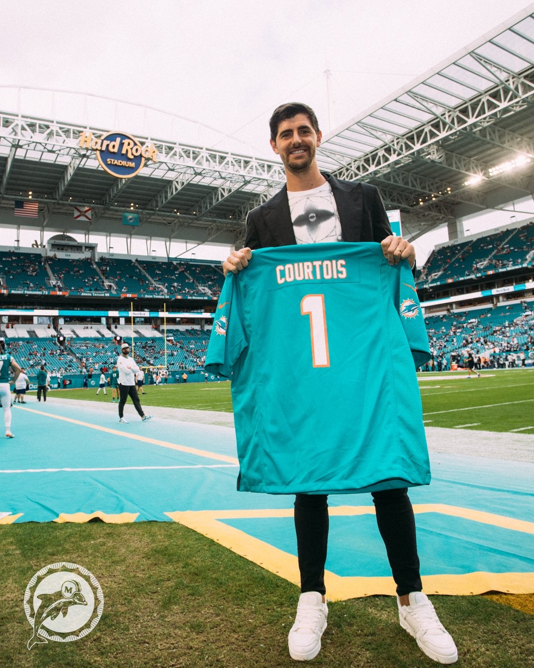 库尔图瓦现场观战NFL迈阿密海豚比赛，并获赠1号球衣