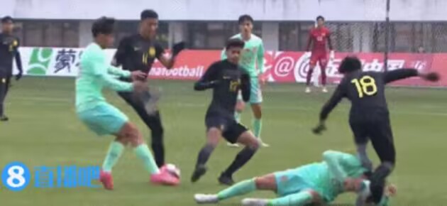 这犯规，吓人😧马来西亚球员脚踢徐彬头部，后者缠上绷带！