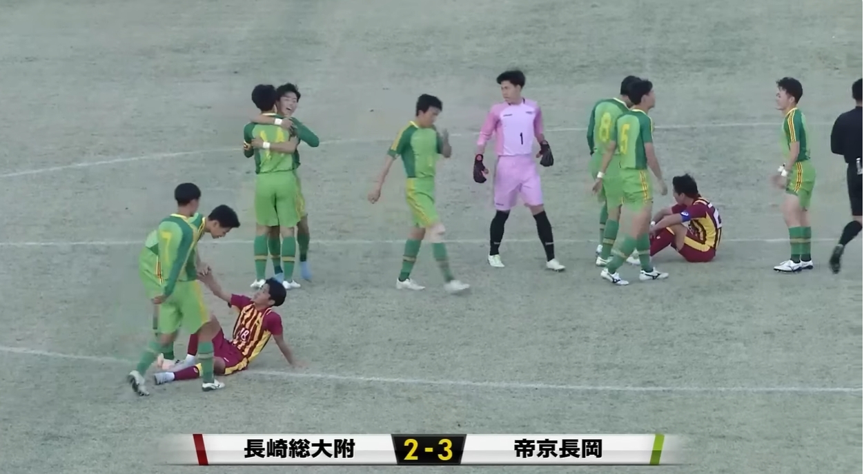 戏剧性拉满💥日本高中球队献中圈吊射、钩射破门，最终却遭绝杀