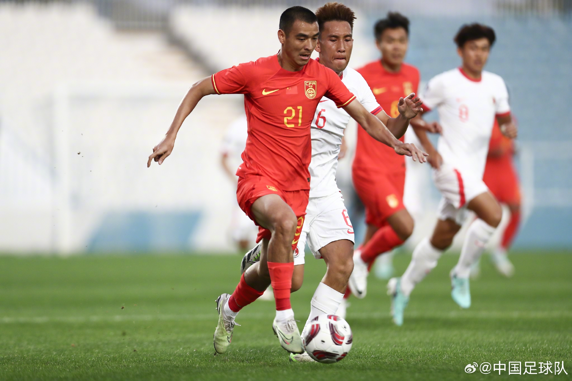 中国国家男子足球队同中国香港队热身赛，国家队以1：2遭逆转失利