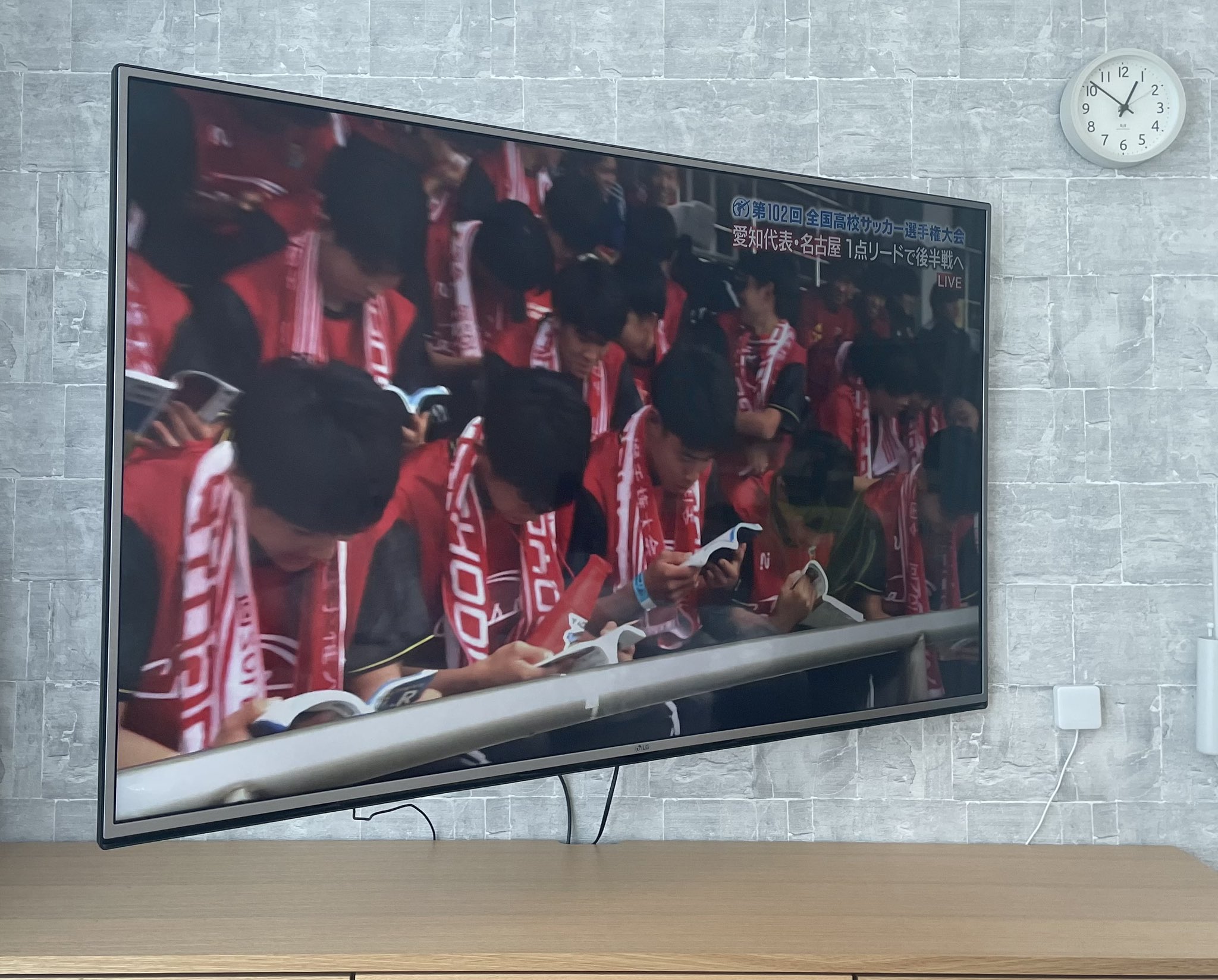 日本高中足球锦标赛神奇一幕，应援学生中场时集体翻阅词汇本学习