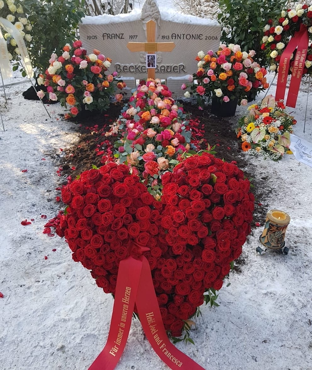 图片报：贝肯鲍尔的葬礼本周五在慕尼黑举行，赫内斯也赠送了花圈