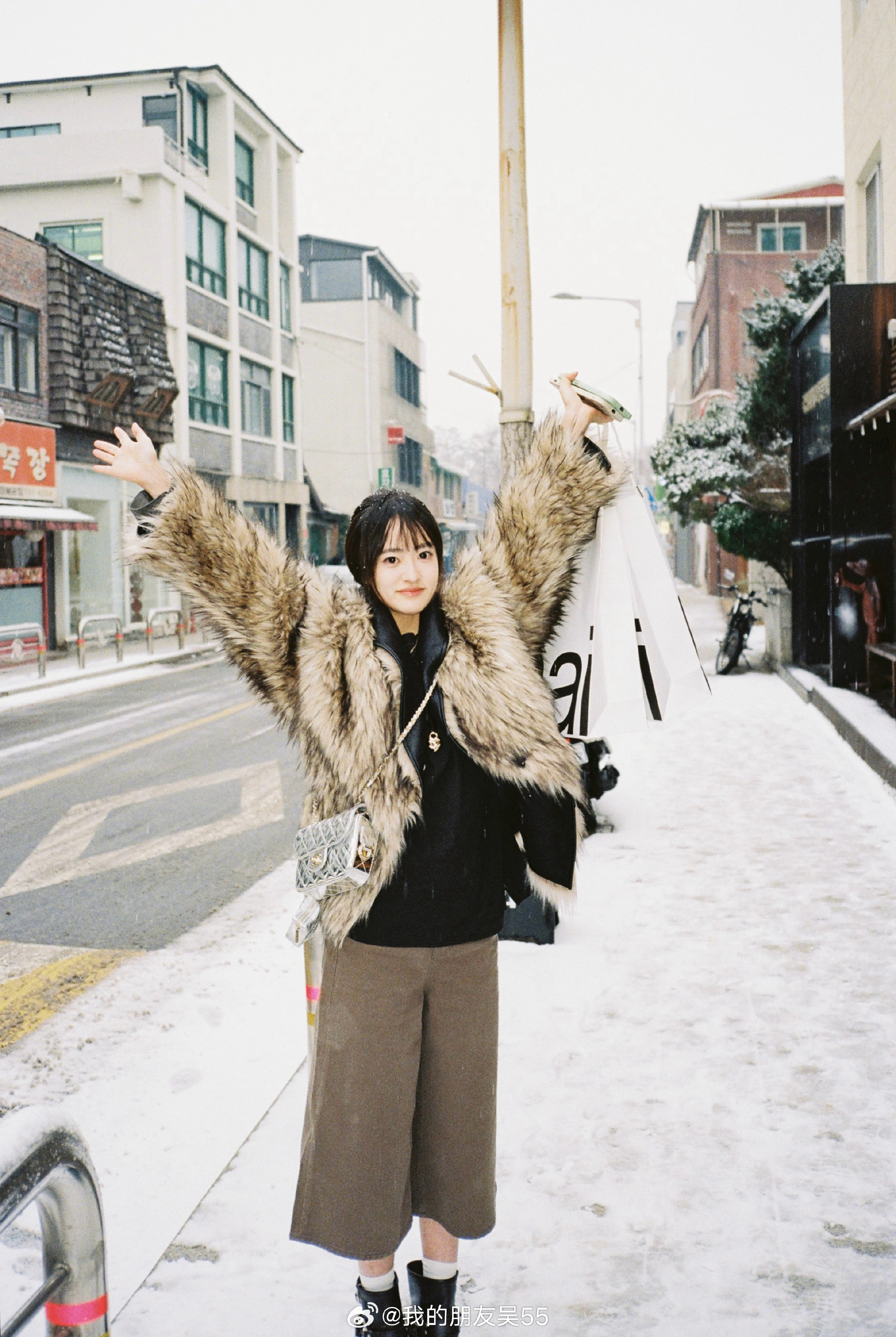 JackeyLove女友五五分享旅游照：首尔下雪了❄居然还在漏脚踝！