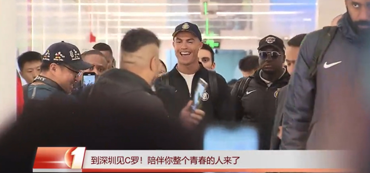 🎥C罗走出机场😁面带笑容+点赞，中文打招呼：你好，你好