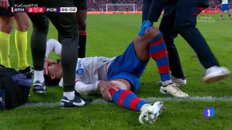 阿劳霍被踢到支撑脚后膝盖受伤，队医进场处理后继续比赛