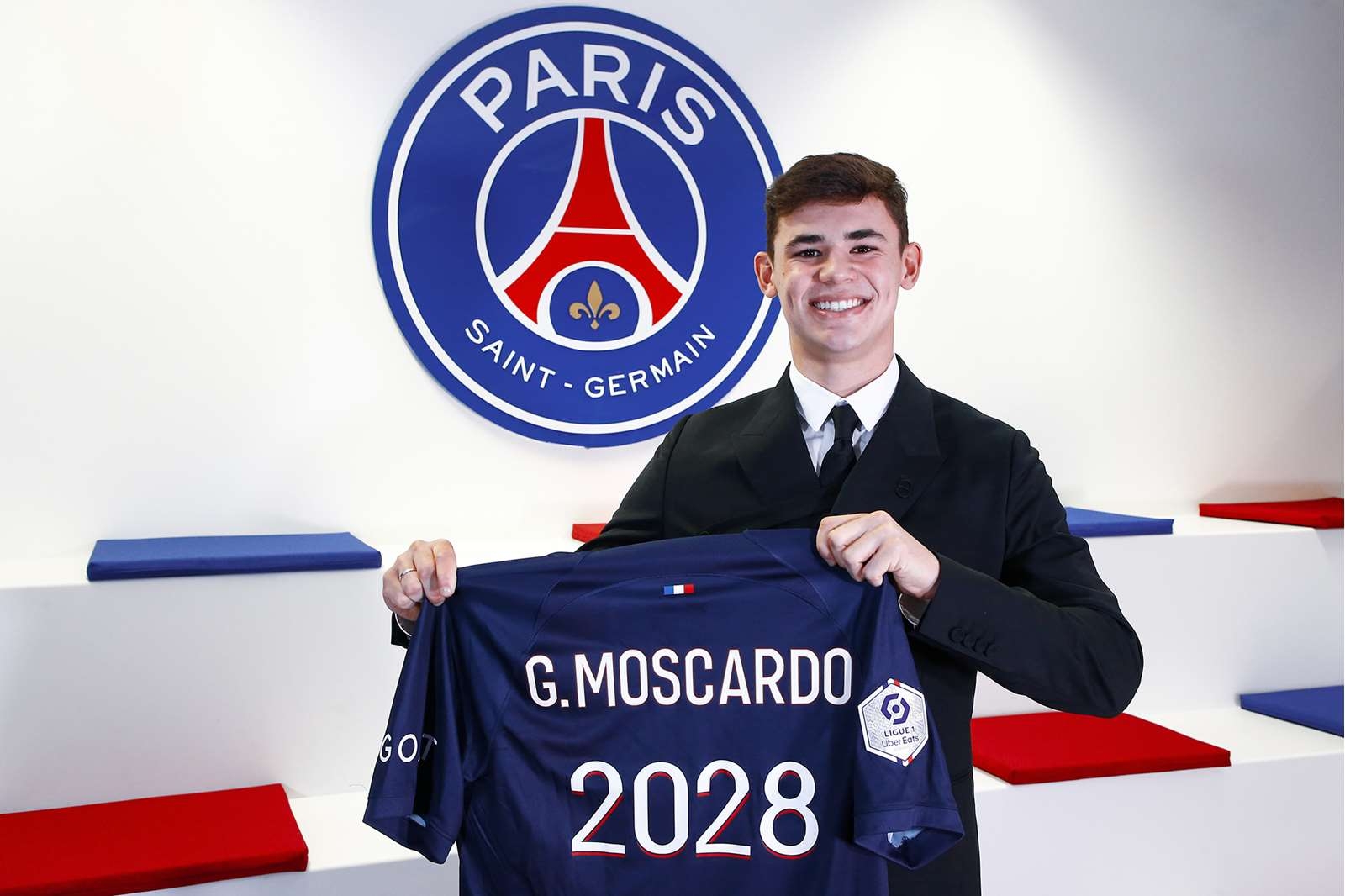 现伤缺3个月！官方：巴黎签18岁巴西新星莫斯卡多 转会费2200万欧