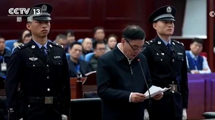 庭审画面：陈戌源进行了最后陈述，当庭表示认罪悔罪