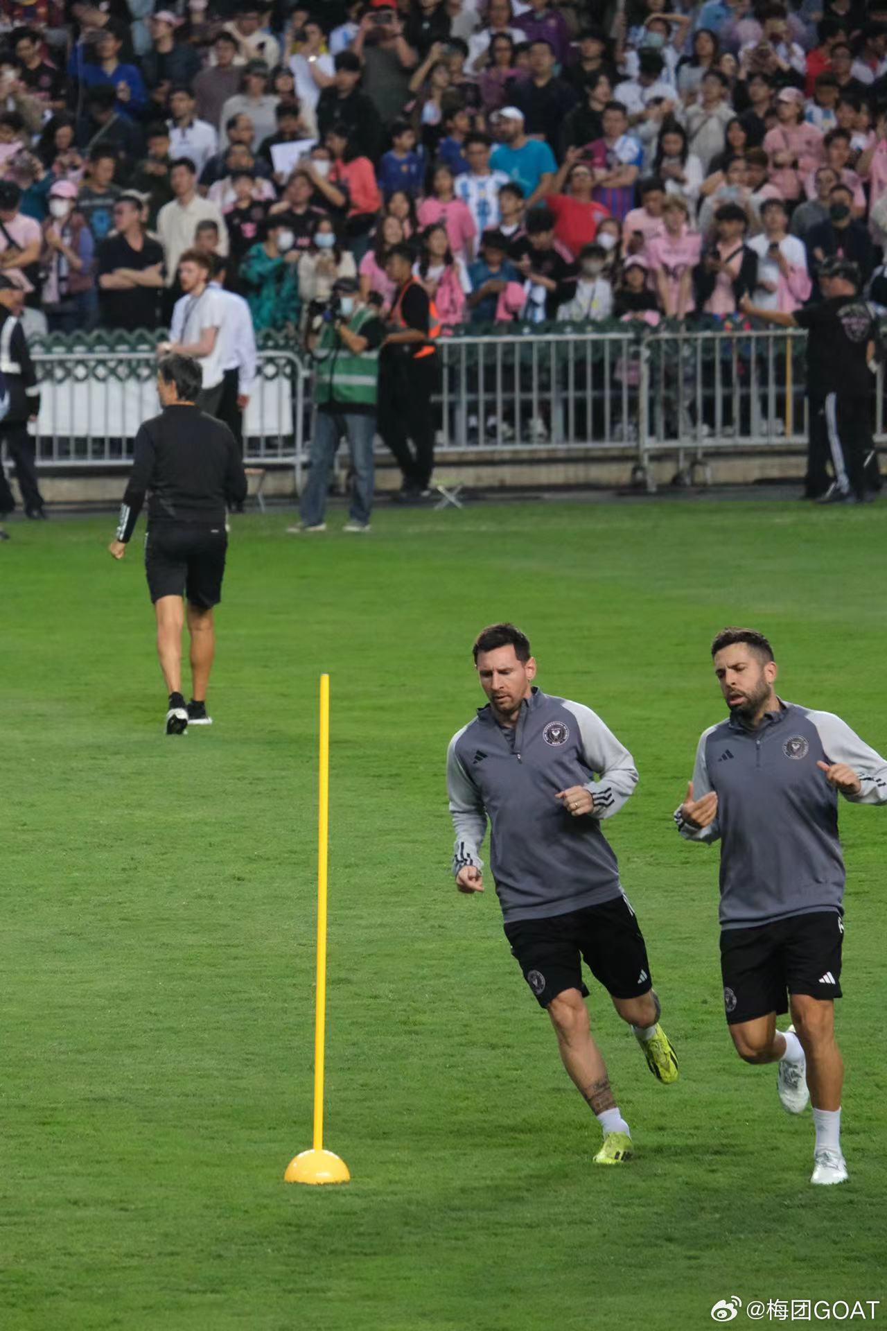 梅西和阿尔巴在进行慢跑，还向现场球迷挥手致意?