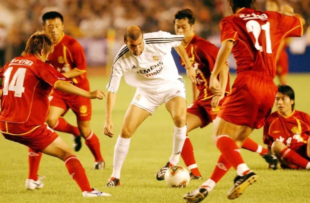 时光机丨2003年“龙马大战”，皇马主力尽出4-0击败中国龙队