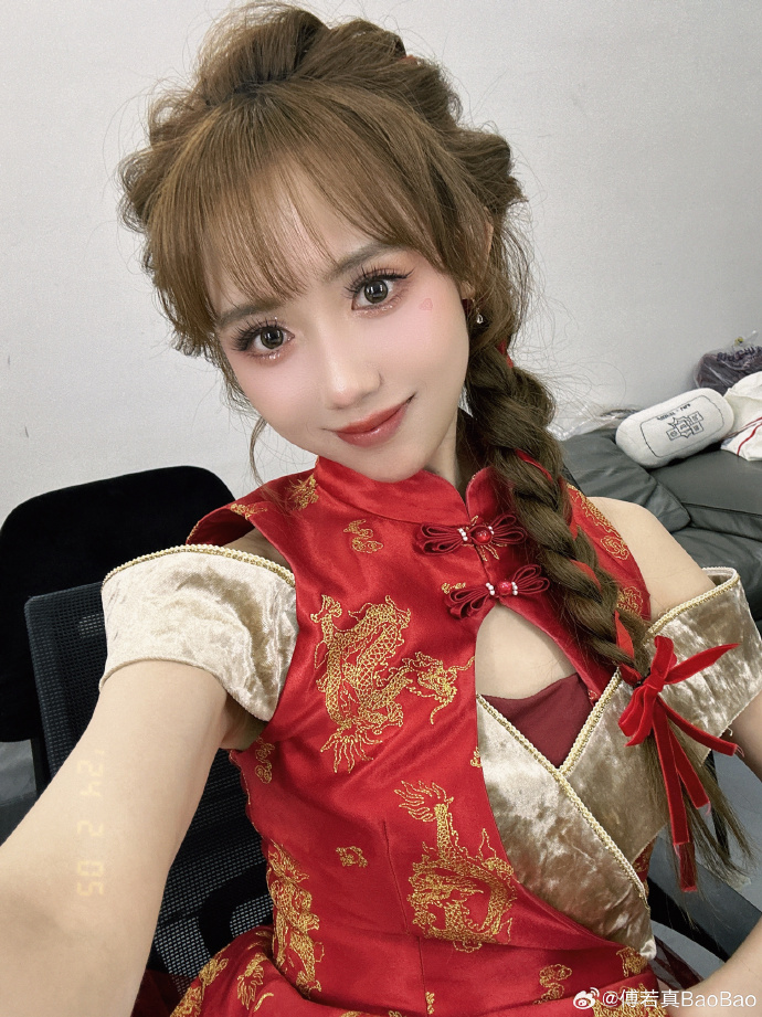 LPL主持人BaoBao晒照并送新年祝福 一袭红裙，喜气洋洋