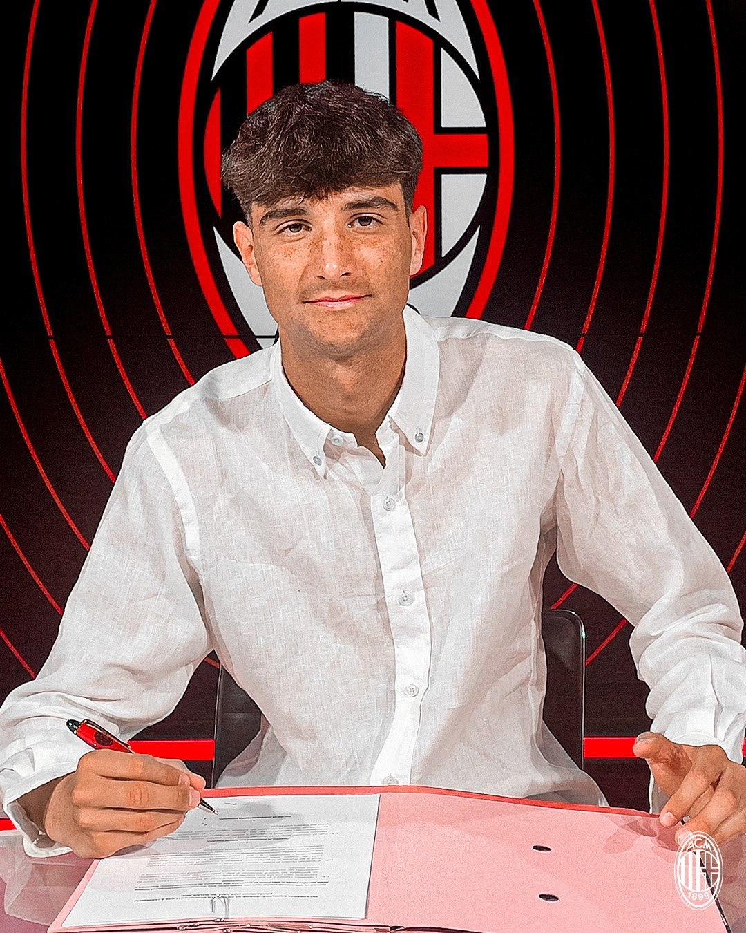官方：米兰和18岁中卫帕尔米贾尼签下第一份职业合同