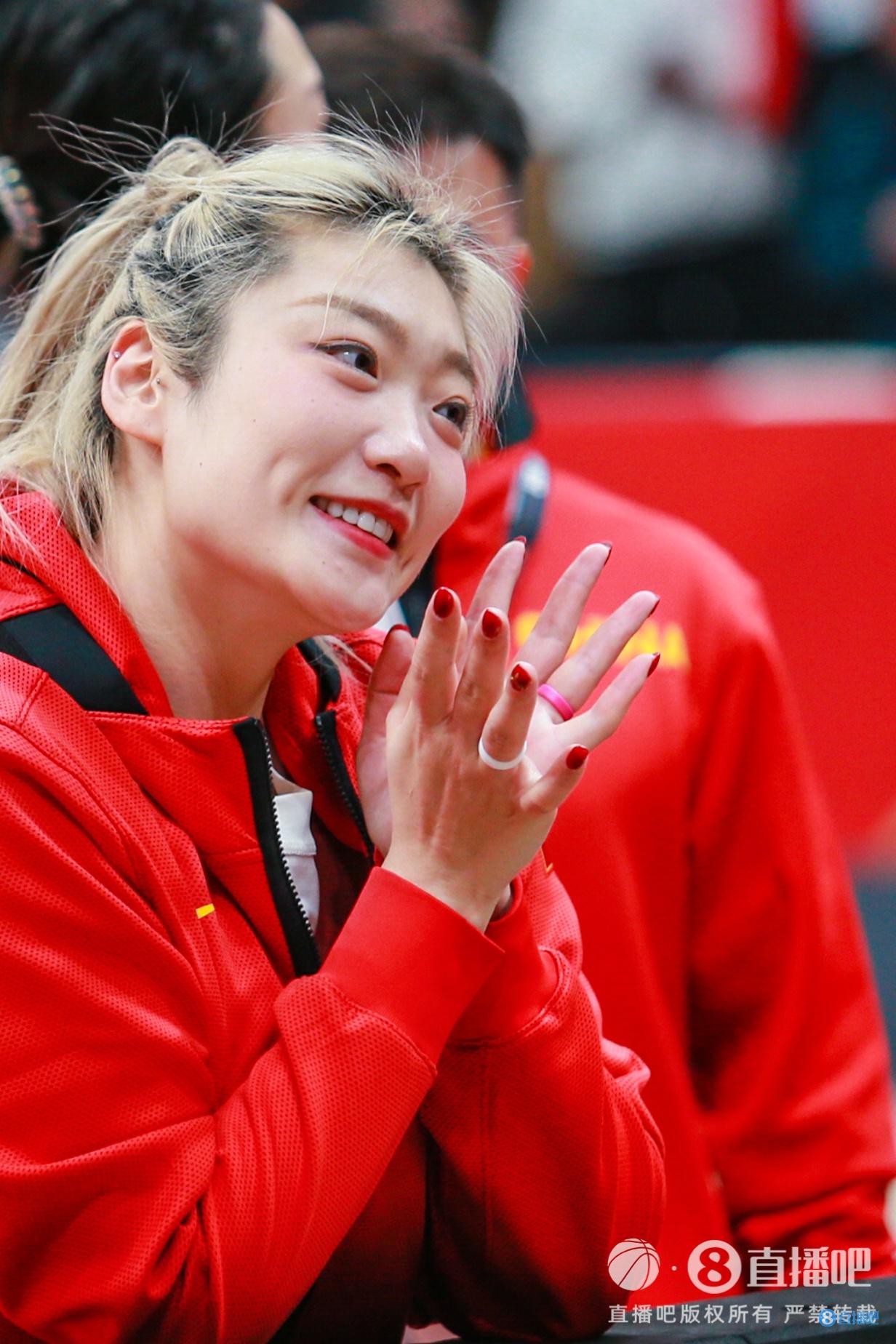 新民晚报：挫折是李梦的磨刀石 把她磨砺成中国女篮的当家核心