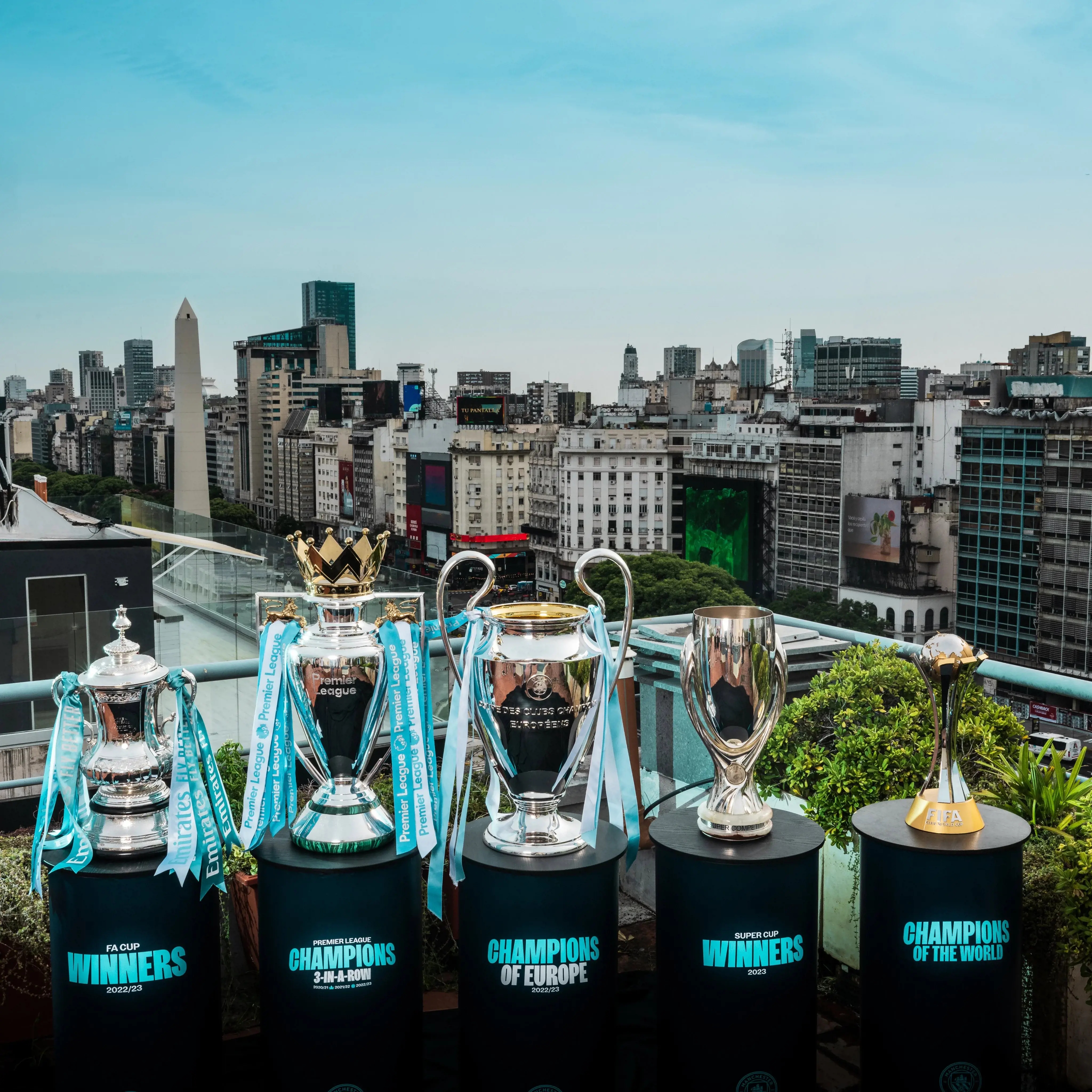 曼城三冠王奖杯巡展来到阿根廷，球迷排长龙&做小蜘蛛手势?️