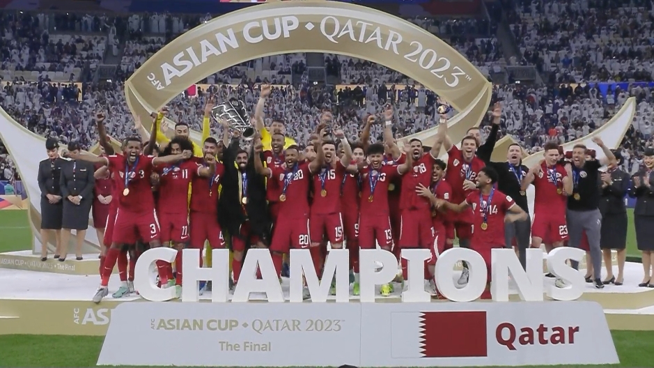 世界杯冠军同款🏆卡塔尔队长身披黑袍，捧起亚洲冠军奖杯！