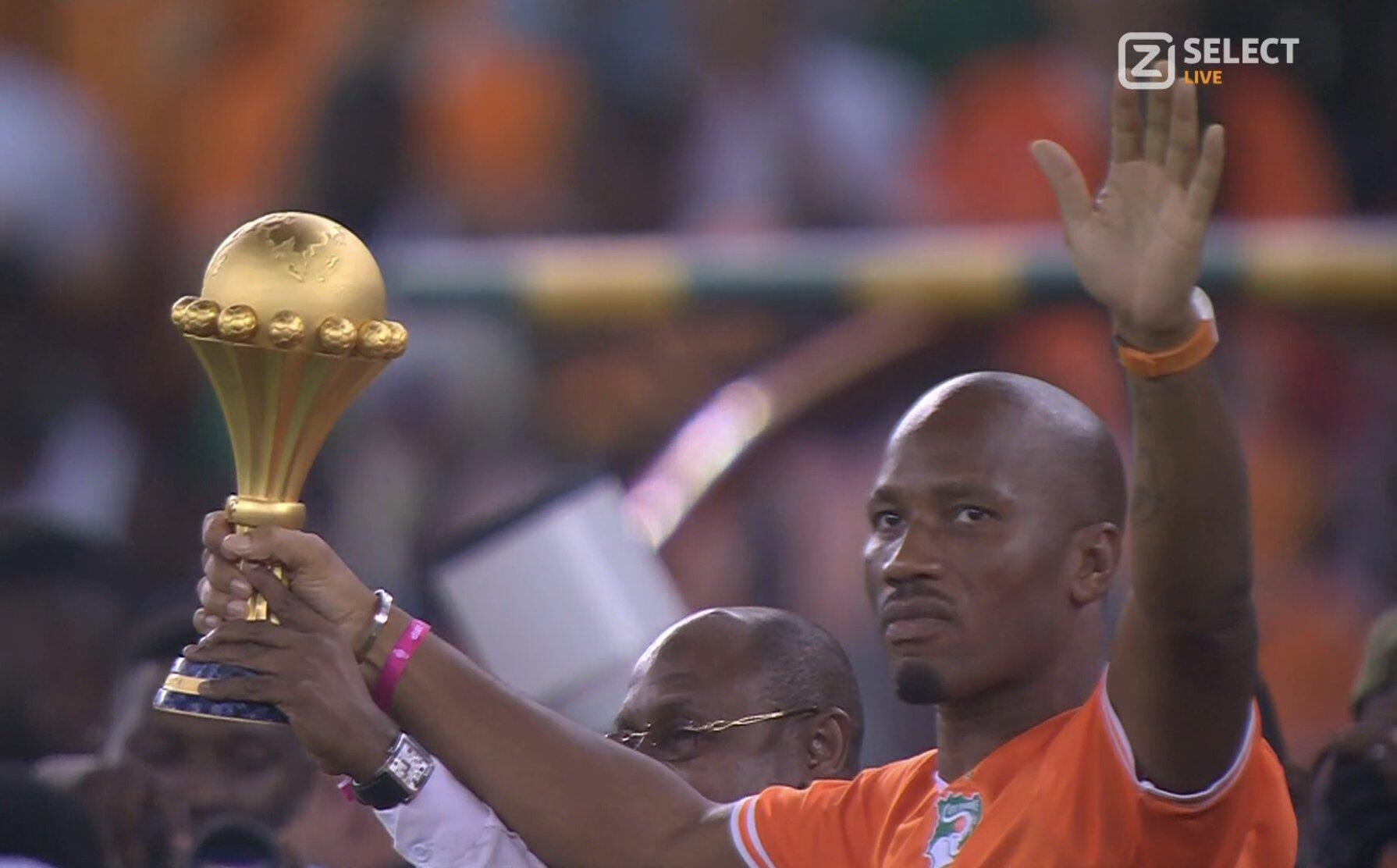 德华来了🤩非洲杯决赛赛前，德罗巴带金杯入场