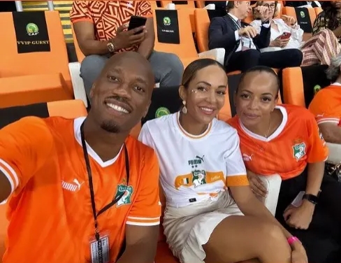 45岁德罗巴携女友观看非洲杯决赛，两人已认识2年多