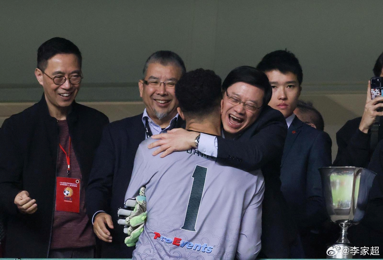 中国香港贺岁杯结束，世界明星队送上有17位球星签名的球衣