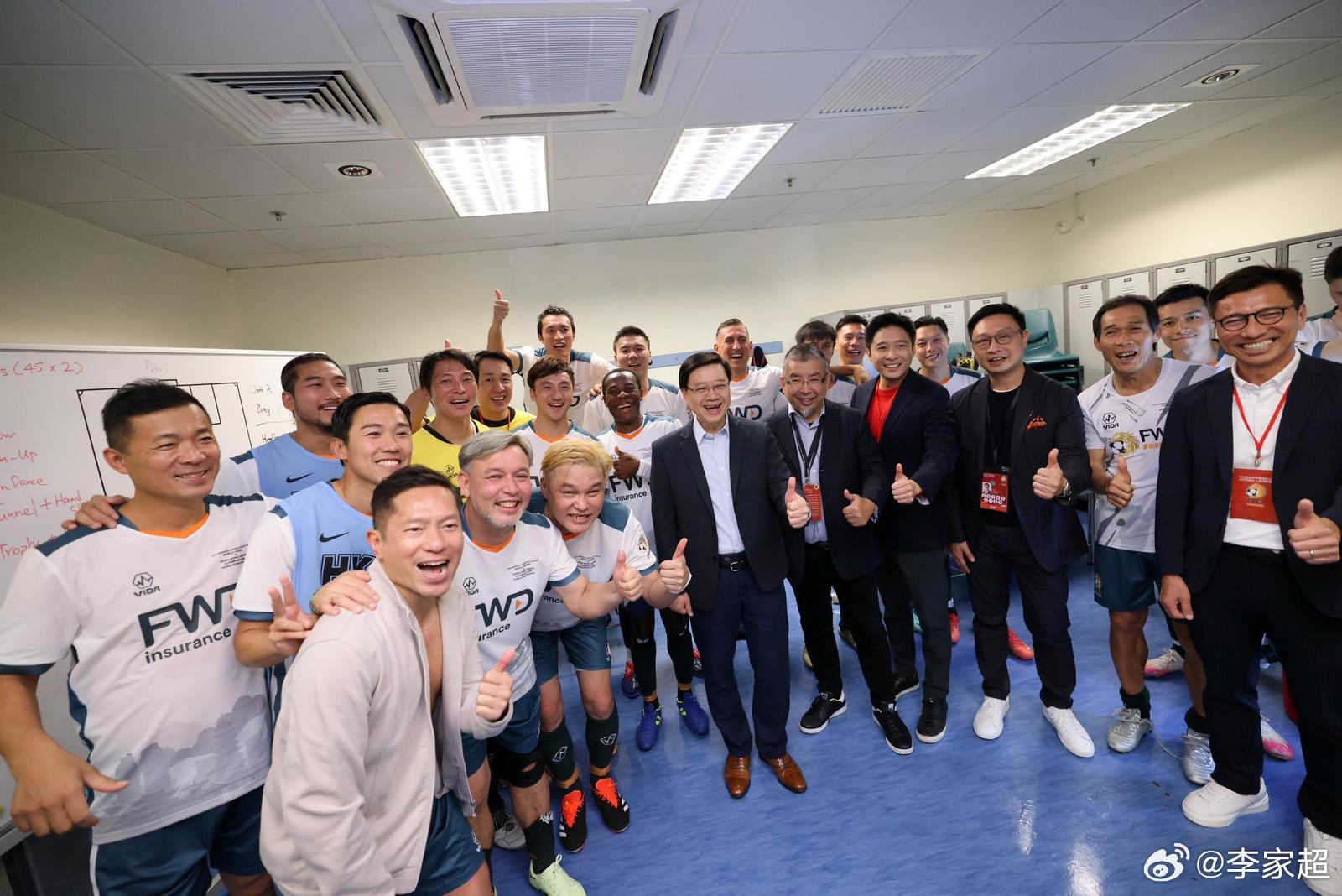 中国香港贺岁杯结束，世界明星队送上有17位球星签名的球衣