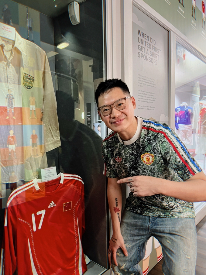 董方卓08奥运中国队更衣室版球衣，今天进入曼联博物馆